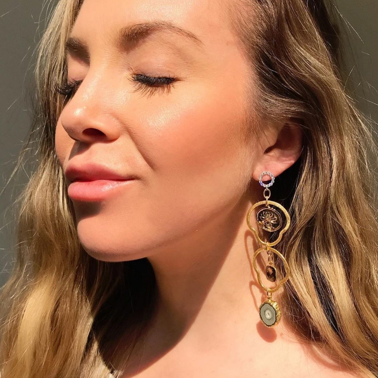 Rachel Mulherin Dorothea customizable charm earrings in gold with geode stones and charms
