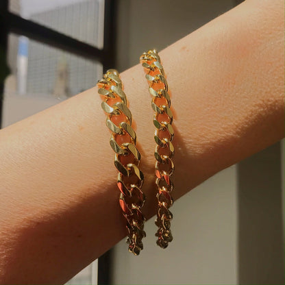 Rachel Mulherin basic gold layered curb chains bracelet on wrist